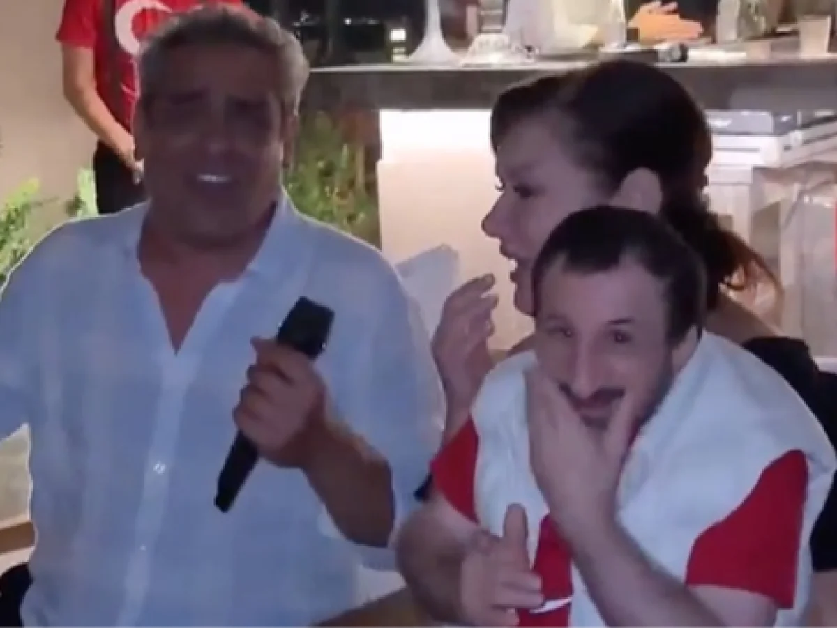 Köksal Baba Deniz Seki'nin kucağına oturdu! Sosyal medya o anları konuşuyor